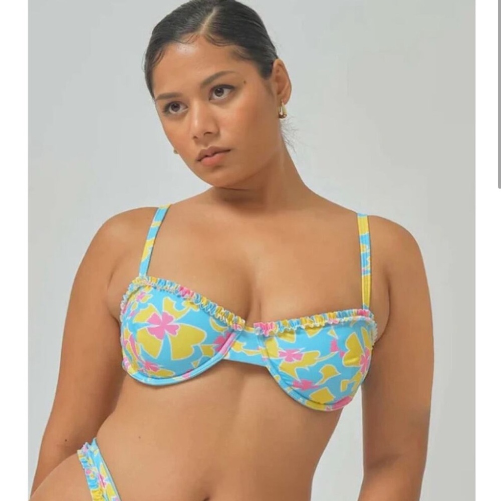 NWOT Blackbough Swim NEW Amelia Ruffle Underwire Bikini Top Piña Colada Floral